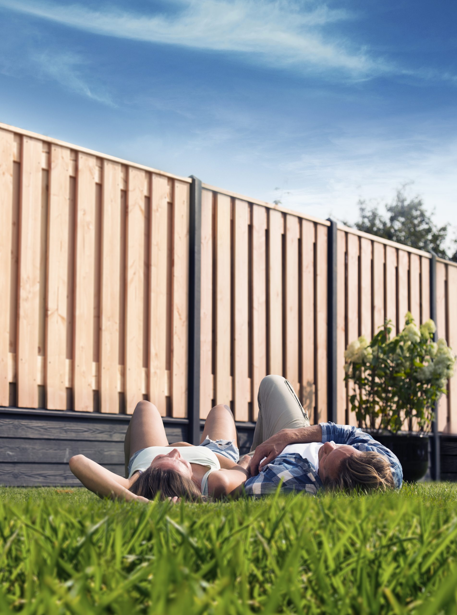Glad beton met motiefplaten