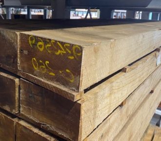 Hardhout 130x250mm fijn bezaagd, lengte 260cm